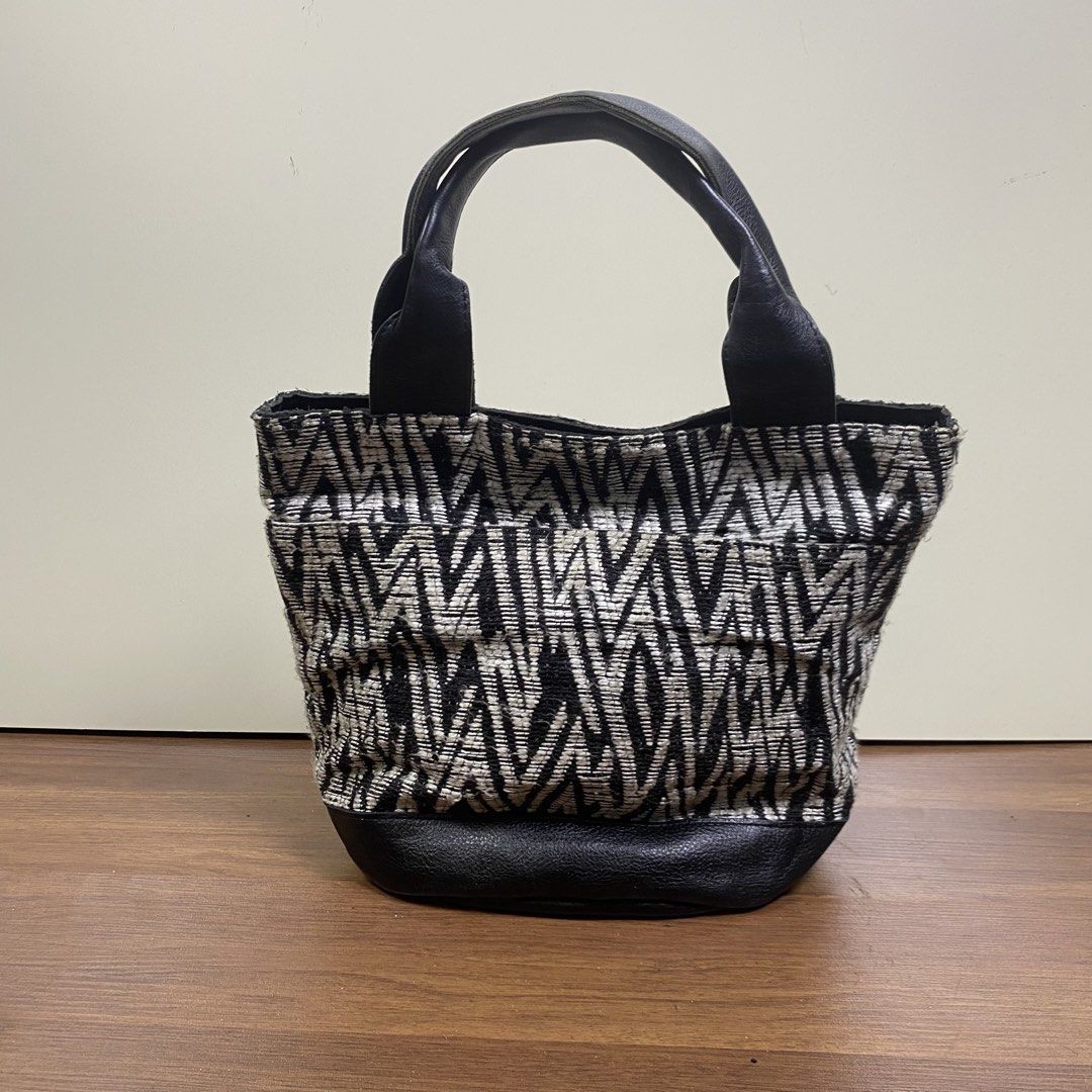 Japanese tote bag leather Handle and base (Category: Tote Bags) located in Kota Bharu. Submitted by wrzstore (Listing ID 1448268328, Image 1). Description: Jul :3 Tinggi : 10 inch Lebar :12 inch Handle :5 inch Zip dalam lancar Dalam kemas .