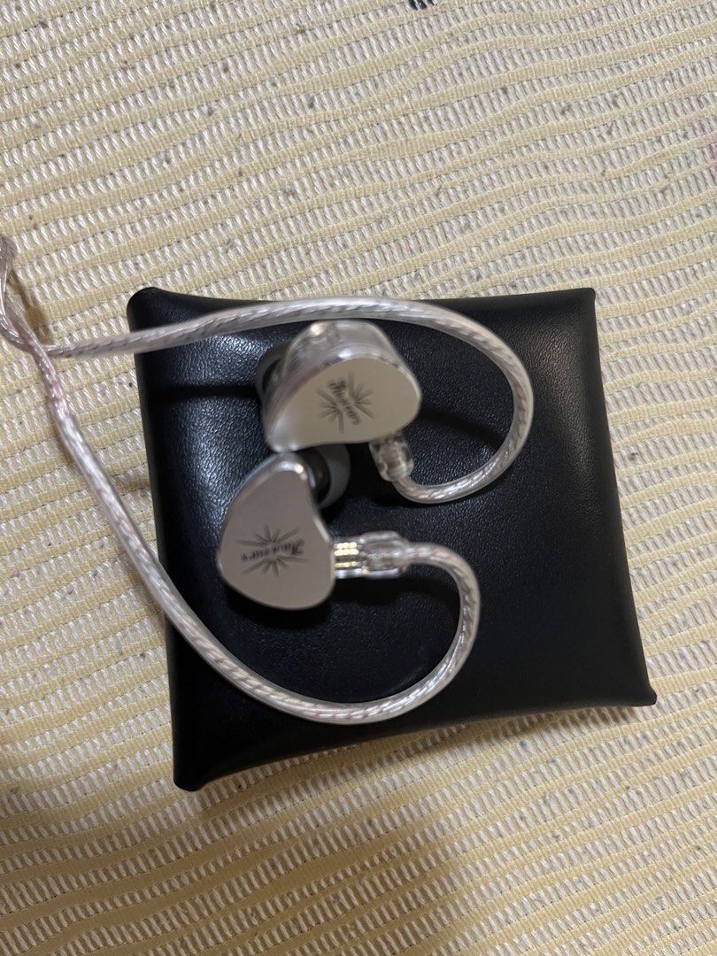 Kiwi Ears Belle, Type C With Mic (Category: Earphones) located in Paranaque City. Submitted by jettrebibeme (Listing ID 1448114897, Image 2). Description: Bought for 1934 Selling for 1300 - can nego if sure buyer No inclusions just unit itself: tinapon na yung box no extra eartips RFS: extra iems lang.