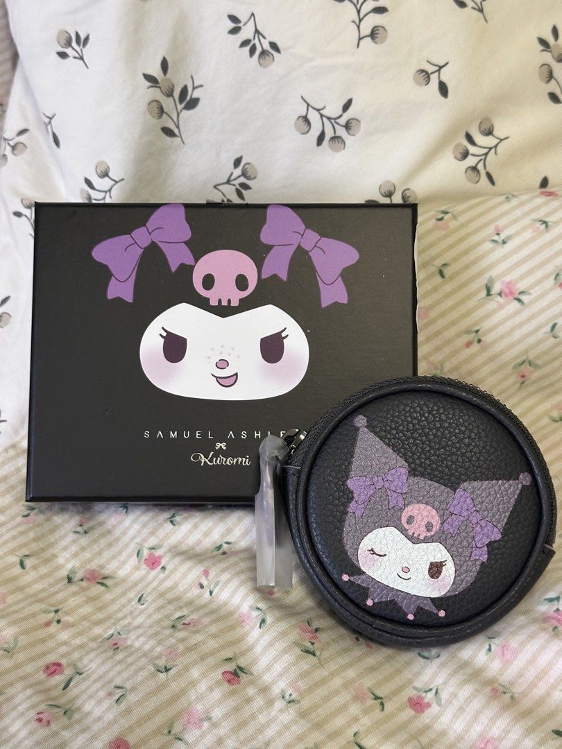 Kuromi coin purse （分類：長銀包）位於 Hong Kong。 由 vcl888 提交（商品編號 1448165388，圖片 1）。簡介： Hey there! 👋 Check out this super cute Kuromi coin purse, perfect for keeping your essentials organized in style. It's made from a nice textured material and features the adorable Kuromi character design. Comes with its original box too! Great for fans of Sanrio or anyone who loves a touch of kawaii in their daily life. Grab it before it's gone!。