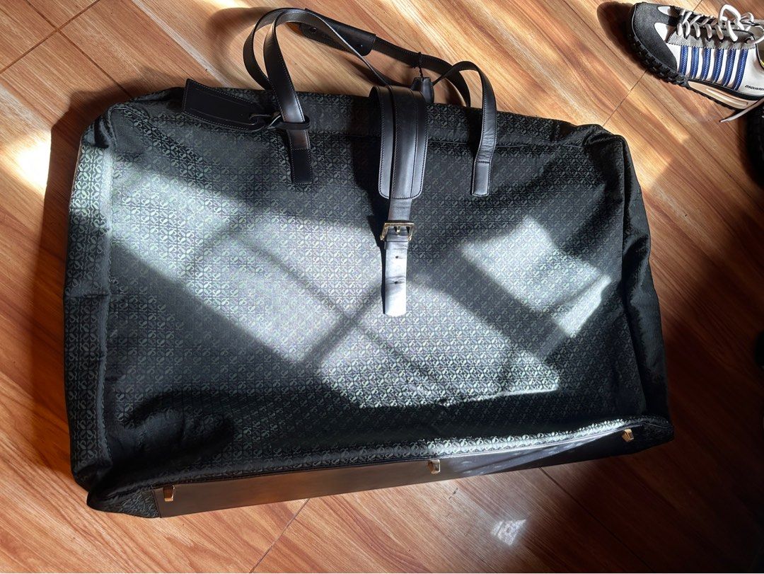 LOEWE Garment bag (Category: Luxury Bags & Wallets) located in Tacurong. Submitted by locationtacurongcitymindanao (Listing ID 1448089804, Image 1). Description: Garment bag May issue lang sa ilalim see photos: Highly negotiable for sure buyer 27X17X8 -DUST BAGS -lock and 2 keys .