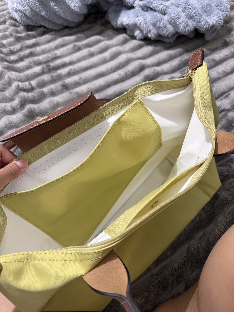 Long champ le pliage pistachio medium long handle (Category: Shoulder Bags) located in Bulacan. Submitted by gentledragon739 (Listing ID 1448277212, Image 3). Description: orig!! u can legit check on rustans/physical store.
