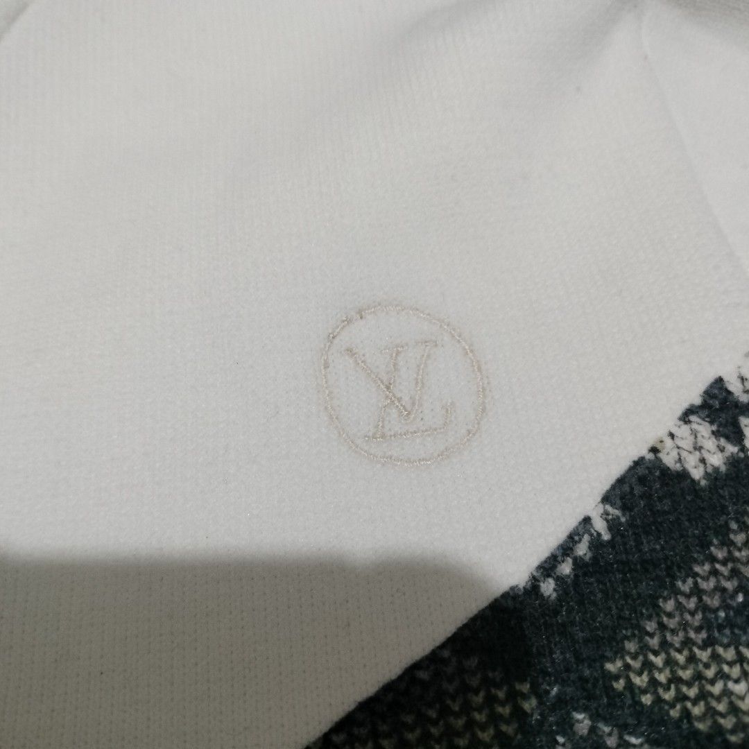 LOUIS VUITTON JACKET (Category: Luxury Apparel) located in Sariaya. Submitted by social_animalz (Listing ID 1448103424, Image 3). Description: 17.5 x 21.5 needs washing only, with light yellowish stain sa hem and right sleeve ALL DETAILS POSTED, CHECK NYO NALANG IF INTERESTED KAYO.