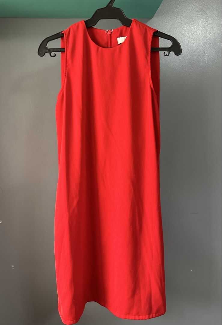 Love Bonito Shift Midaxi dress (Category: Dresses) located in Quezon City. Submitted by tan__k (Listing ID 1448099559, Image 3). Description: Size LB XS Color Red Length 47 Bust 30 Hip 40 Finding comfort is slipping into Anitra — it’s a piece of cake, a breath of fresh air, and a sigh of relief all rolled into one cosy number. We designed her with a shift silhouette and a back zip, perfect for days of lounging..