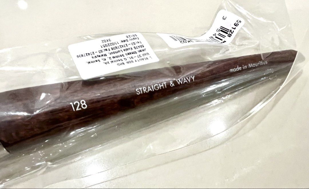Make Up For Ever( MUFE) Precision Powder Brush # 128 (Category: Makeup) located in Nusajaya. Submitted by hannah_andrea (Listing ID 1448151361, Image 2). Description: Make Up For Ever( MUFE) Precision Powder Brush # 128 Brand new condition. If interested, please PM for more details on delivery / meet up deal..