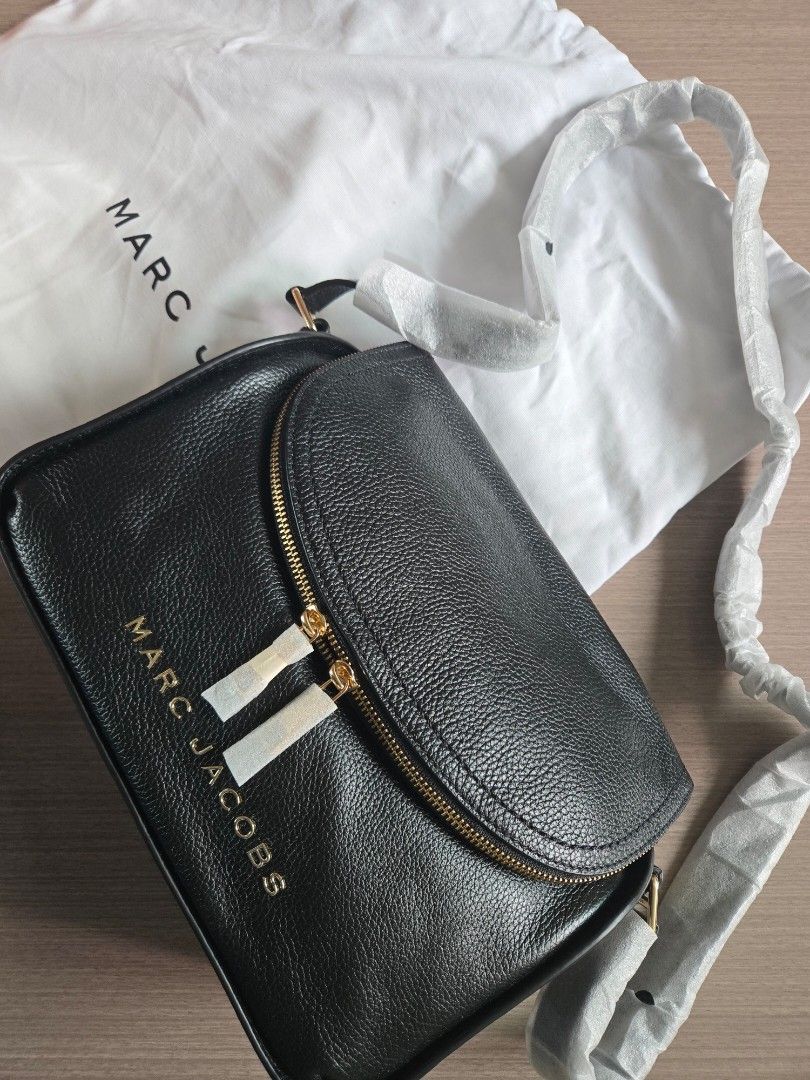 Marc Jacobs （分類：手袋及銀包）位於 Hong Kong。 由 miim.c 提交（商品編號 1448133705，圖片 2）。簡介： 黑色 全新 購自香港專門店 無購買單據 跟塵袋 。