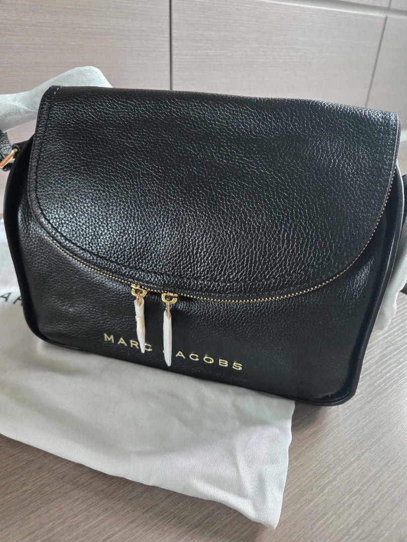Marc Jacobs （分類：手袋及銀包）位於 Hong Kong。 由 miim.c 提交（商品編號 1448133705，圖片 1）。簡介： 黑色 全新 購自香港專門店 無購買單據 跟塵袋 。