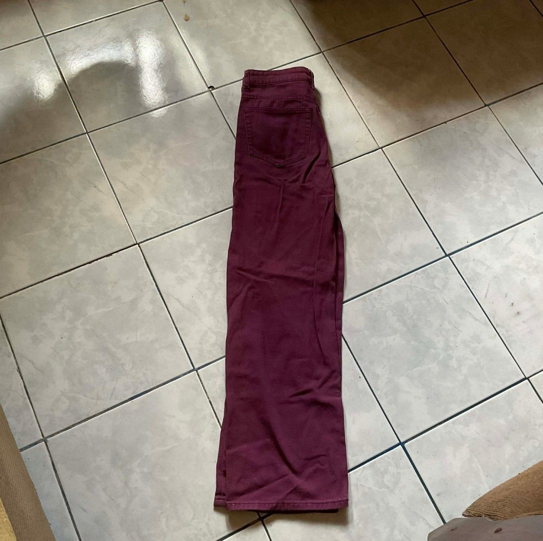 Maroon H&M Divided Jeans (Category: Jeans) located in Rosario. Submitted by tocus (Listing ID 1448133855, Image 2). Description: - Maroon H&M Divided jeans - High-waisted style - Wide leg cut - Perfect for casual outfits - Minor signs of wear (please check photos) - Sold as is.