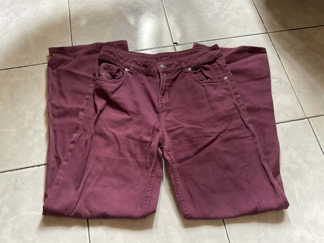 Maroon H&M Divided Jeans (Category: Jeans) located in Rosario. Submitted by tocus (Listing ID 1448133855, Image 3). Description: - Maroon H&M Divided jeans - High-waisted style - Wide leg cut - Perfect for casual outfits - Minor signs of wear (please check photos) - Sold as is.