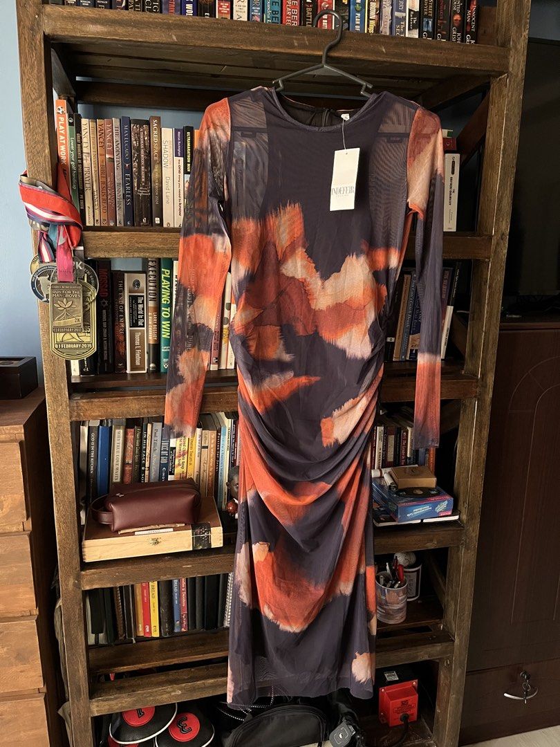 Mesh Ruched Print Long Sleeve Dress (Category: Dresses) located in San Juan, La Union. Submitted by summer_declutter (Listing ID 1448190458, Image 2). Description: - abstract print mesh dress - Midi length - back zip closure - Ideal for evening events or special occasions - never worn.