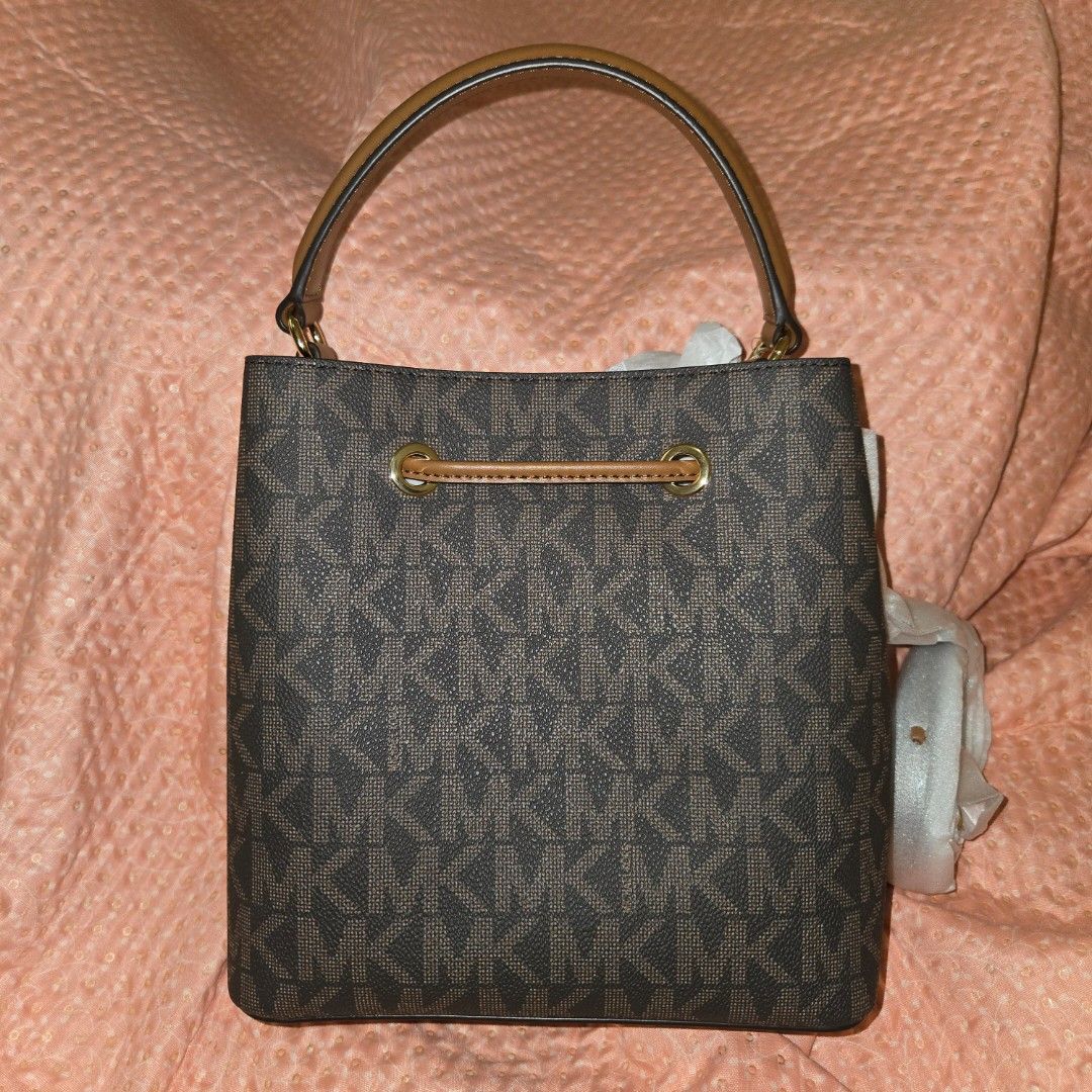 Michael Kors Signature Monogram Bucket Bag (Category: Luxury Bags & Wallets) located in Cavite. Submitted by swiftcat.5e0d53 (Listing ID 1448239345, Image 2). Description: Bought from 🇺🇸 No paper bag included. Size: Small/Mini.