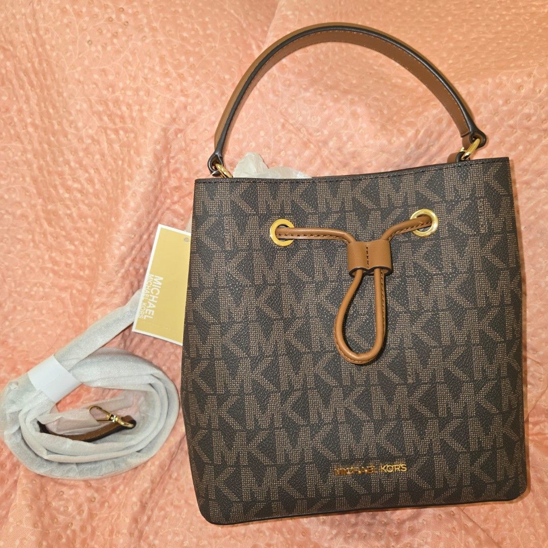 Michael Kors Signature Monogram Bucket Bag (Category: Luxury Bags & Wallets) located in Cavite. Submitted by swiftcat.5e0d53 (Listing ID 1448239345, Image 1). Description: Bought from 🇺🇸 No paper bag included. Size: Small/Mini.