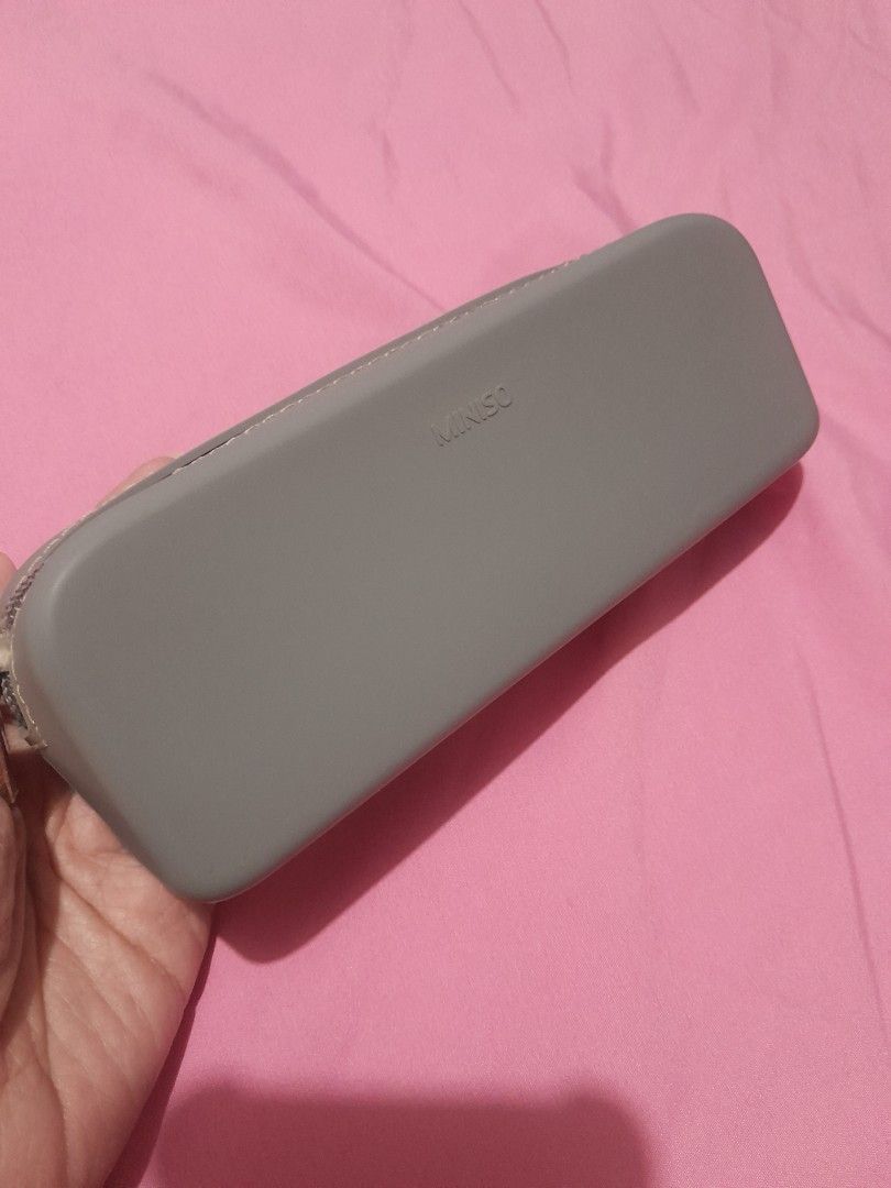 Miniso Silicone pouch pencil case make up brush storage (Category: Purses & Pouches) located in Quezon City. Submitted by warmturtle.ba931b (Listing ID 1448178260, Image 3). Description: Miniso Silicone Pouch / Pencil Case Color: Light Gray Lightly used No scratches or damage Fully functional zipper Clean and well-maintained Soft and durable silicone material Can be used as a pencil case, makeup pouch, cable organizer, gadget pouch, or for other 