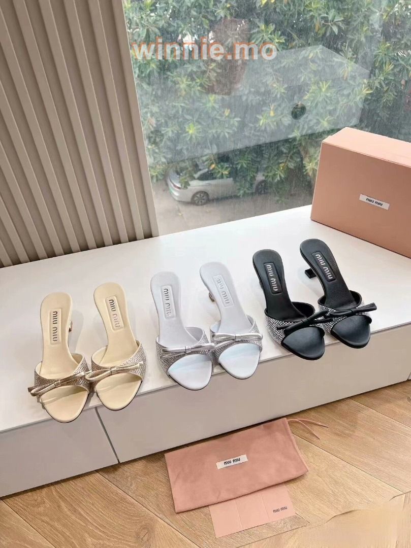 全新✨Miu Miu 高跟鞋 拖鞋 帶盒🎁 （分類：高跟鞋）位於 Hong Kong。 由 winnie.mo 提交（商品編號 1448219373，圖片 1）。簡介： Size:35-40 🆕產品全新未使用 原廠完整包裝 💎Carousell官方認證紫鑽優質商戶 📦【順豐包郵 4-7日送到】 👜 信心保證 支持貨到付款 👜 實物拍攝，見到咁就係咁 【運費優惠】 🚚 順豐包郵（送去全港順豐站/住宅地址） 💝 出貨前會仔細檢查，再加多重保護包裝，確保完好無損 ✨更多款式同颜色请DM。