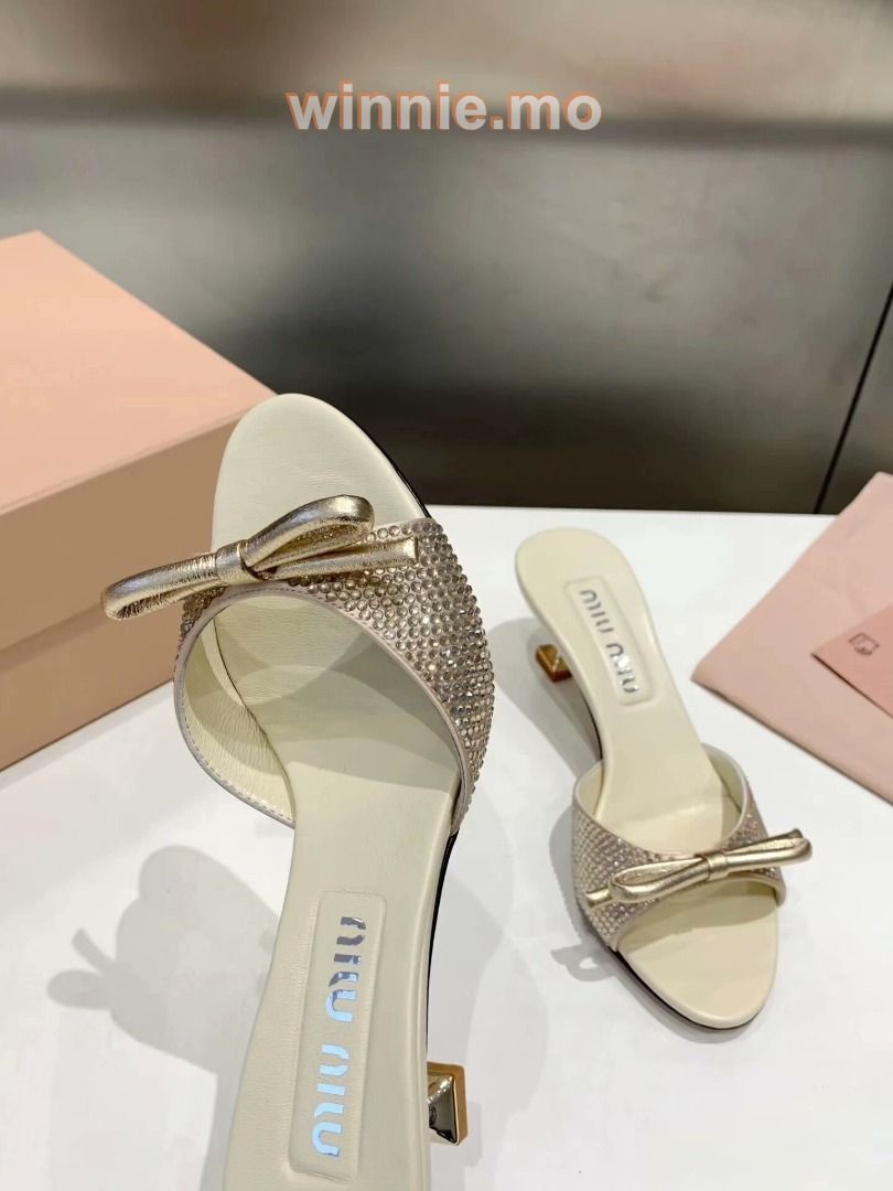 全新✨Miu Miu 高跟鞋 拖鞋 帶盒🎁 （分類：高跟鞋）位於 Hong Kong。 由 winnie.mo 提交（商品編號 1448219373，圖片 3）。簡介： Size:35-40 🆕產品全新未使用 原廠完整包裝 💎Carousell官方認證紫鑽優質商戶 📦【順豐包郵 4-7日送到】 👜 信心保證 支持貨到付款 👜 實物拍攝，見到咁就係咁 【運費優惠】 🚚 順豐包郵（送去全港順豐站/住宅地址） 💝 出貨前會仔細檢查，再加多重保護包裝，確保完好無損 ✨更多款式同颜色请DM。