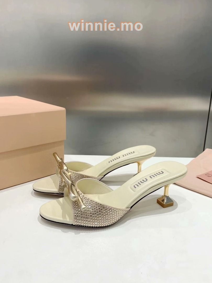 全新✨Miu Miu 高跟鞋 拖鞋 帶盒🎁 （分類：高跟鞋）位於 Hong Kong。 由 winnie.mo 提交（商品編號 1448219373，圖片 2）。簡介： Size:35-40 🆕產品全新未使用 原廠完整包裝 💎Carousell官方認證紫鑽優質商戶 📦【順豐包郵 4-7日送到】 👜 信心保證 支持貨到付款 👜 實物拍攝，見到咁就係咁 【運費優惠】 🚚 順豐包郵（送去全港順豐站/住宅地址） 💝 出貨前會仔細檢查，再加多重保護包裝，確保完好無損 ✨更多款式同颜色请DM。