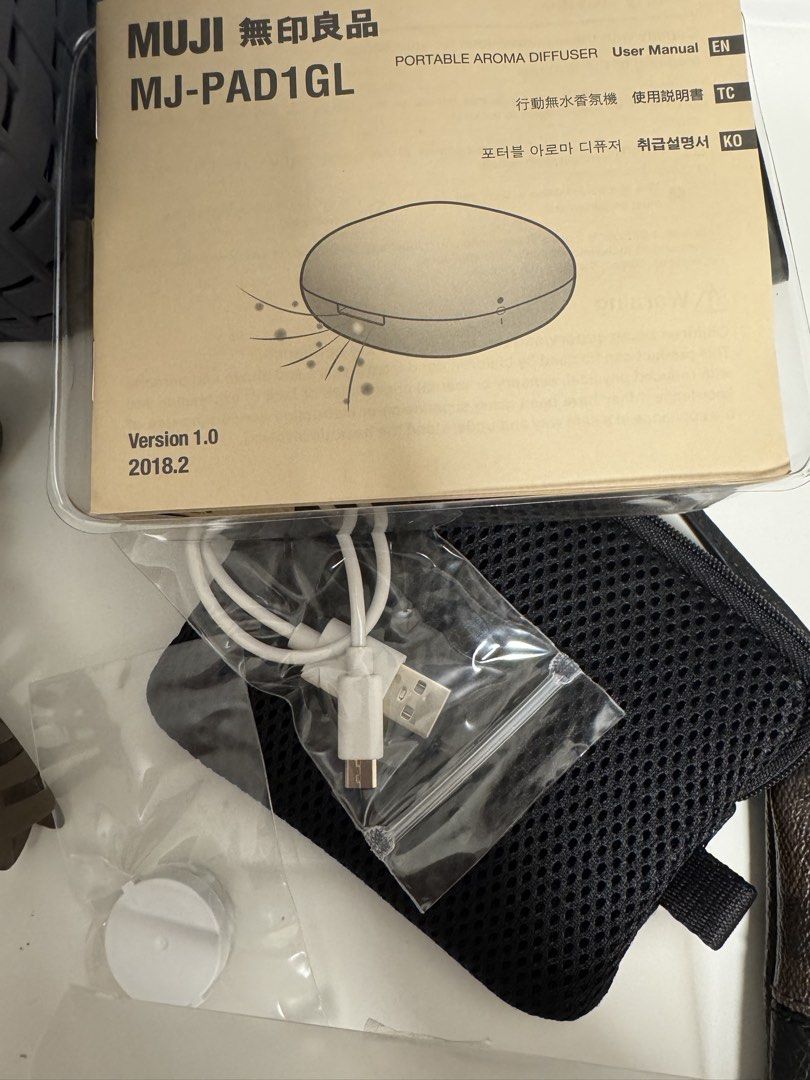 Muji portable aroma diffuser with essential oil relaxing blend 10 ML （分類：家居香薰）位於 Hong Kong。 由 zanecan 提交（商品編號 1448224368，圖片 2）。簡介： Muji portable aroma diffuser with 10ml Essential Oil Relaxing Blend. Includes box, manual and unused pouch and USB/charging. Only used for a while and found this unsuitable. As above - ori price is 348 hkd.。