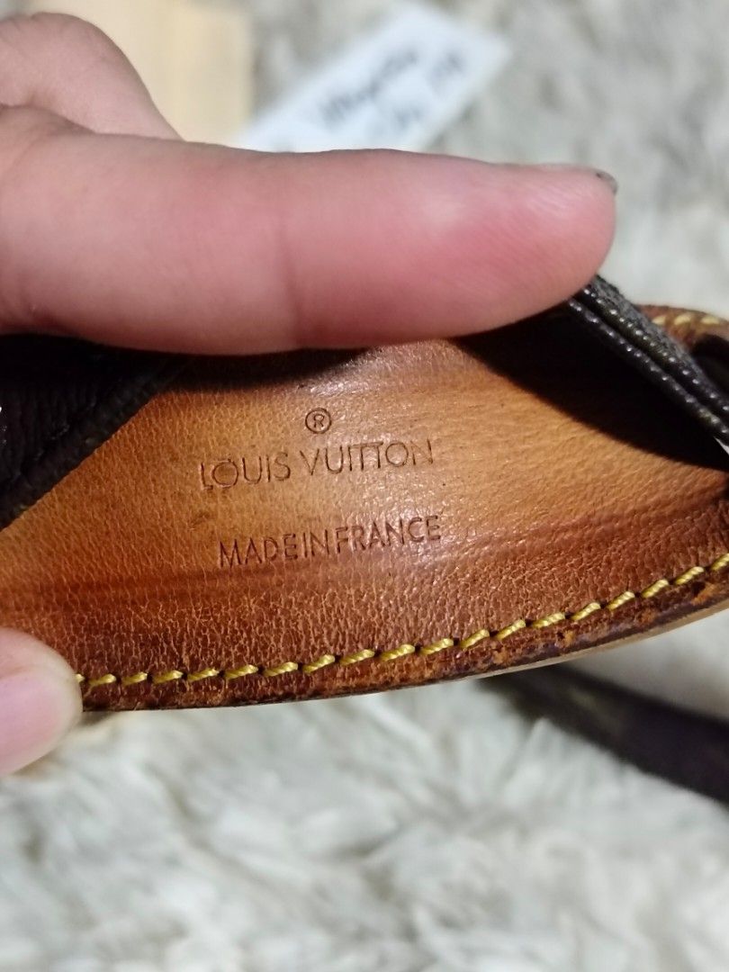 Orig Lv sling (Category: Luxury Bags & Wallets) located in Tagum. Submitted by janmarion049706 (Listing ID 1448276497, Image 3). Description: may cracks sa kabitan Ng strap bawal sa maselan no cracks sa canvas.