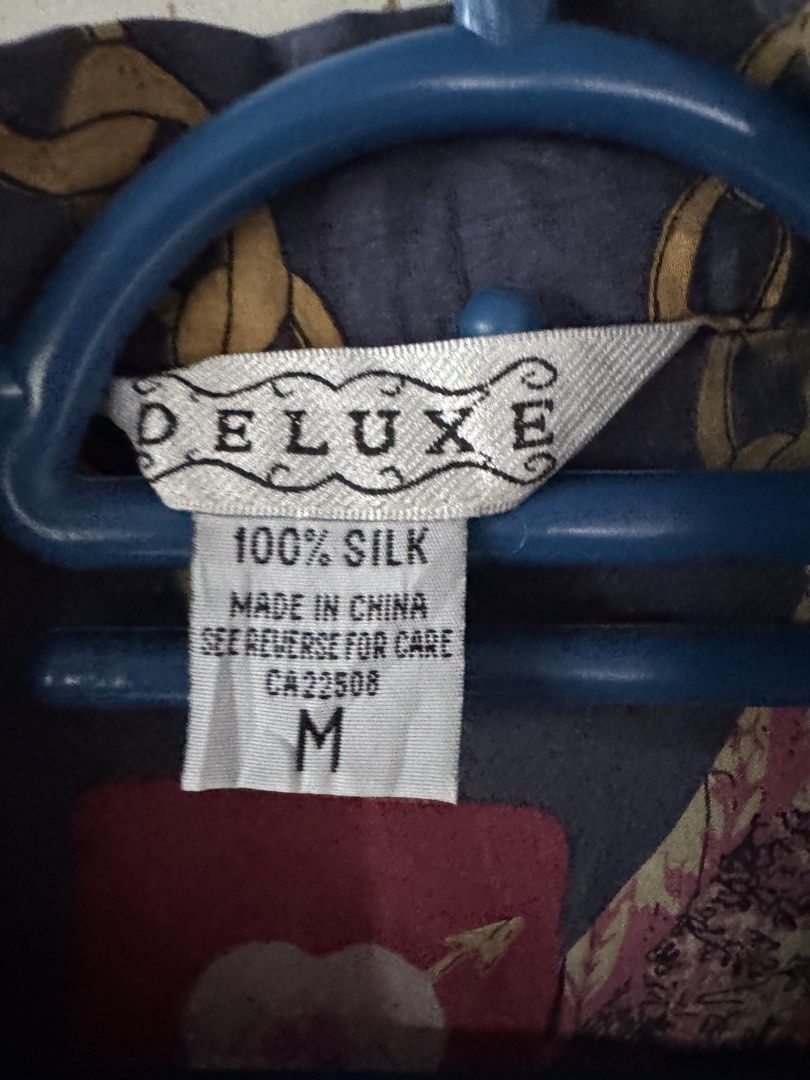 DELUXE SILK (Category: Longsleeves) located in Tumpat. Submitted by deqla2727 (Listing ID 1448141896, Image 3). Description: DELUXE SILK Saiz M pit20 lbuh27 bhu16 sleve22 cndn8.5/10 call,wsap0129636410 c33.