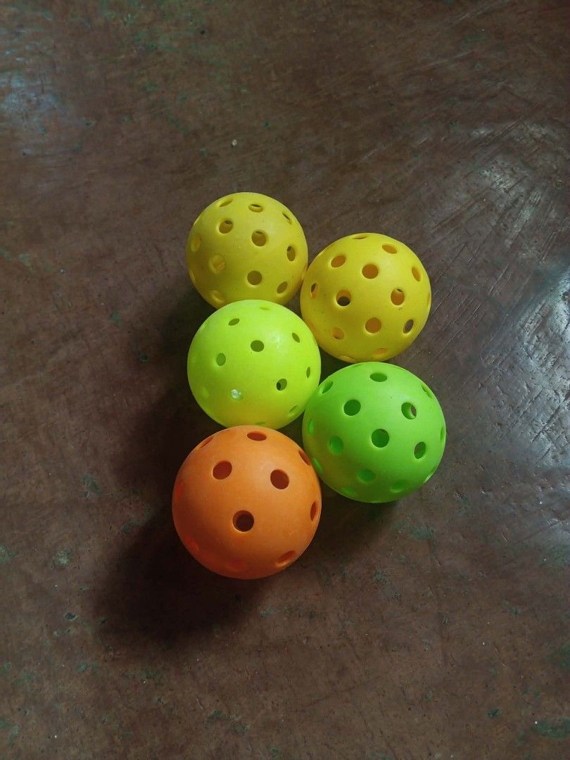 Paddle for pickle ball1 (Category: Racket and Ball Sports) located in Santa Cruz. Submitted by thrift_ni_dongkoy01 (Listing ID 1448112427, Image 2). Description: As new, no issue reason for selling busy na sa work few 2 weeks lang nagamit. super discounted! free 5 balls.