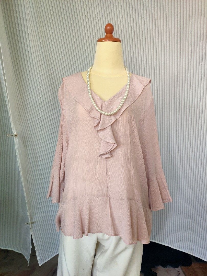 Cotton Blouse in Pastel Pink (Category: Blouses) located in Pulau Langkawi. Submitted by milinprelovee (Listing ID 1448173059, Image 1). Description: Material cotton linen lembut Kena pakai dengan inner Pit 23, Labuh 25.