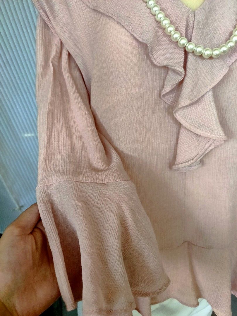 Cotton Blouse in Pastel Pink (Category: Blouses) located in Pulau Langkawi. Submitted by milinprelovee (Listing ID 1448173059, Image 3). Description: Material cotton linen lembut Kena pakai dengan inner Pit 23, Labuh 25.