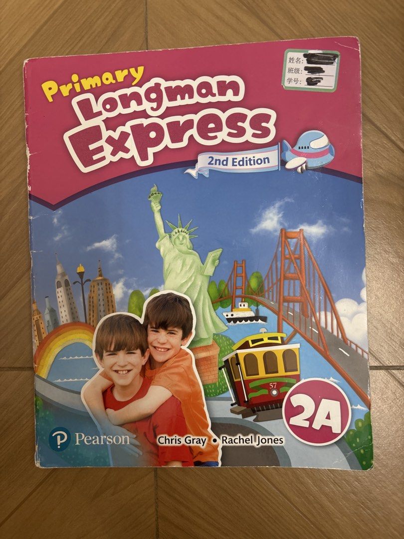 Pearson Primary Longman Express 2A 課本 （分類：教科書）位於 Hong Kong。 由 tiffany828 提交（商品編號 1448165881，圖片 1）。簡介： 呢本係Pearson 出嘅 Primary Longman Express 2A 課本，第二版。啱晒小朋友學英文。入面有好多圖畫同埋歌仔，小朋友會學得開心啲。書本保存得幾好，內頁乾淨，冇乜塗污。 。