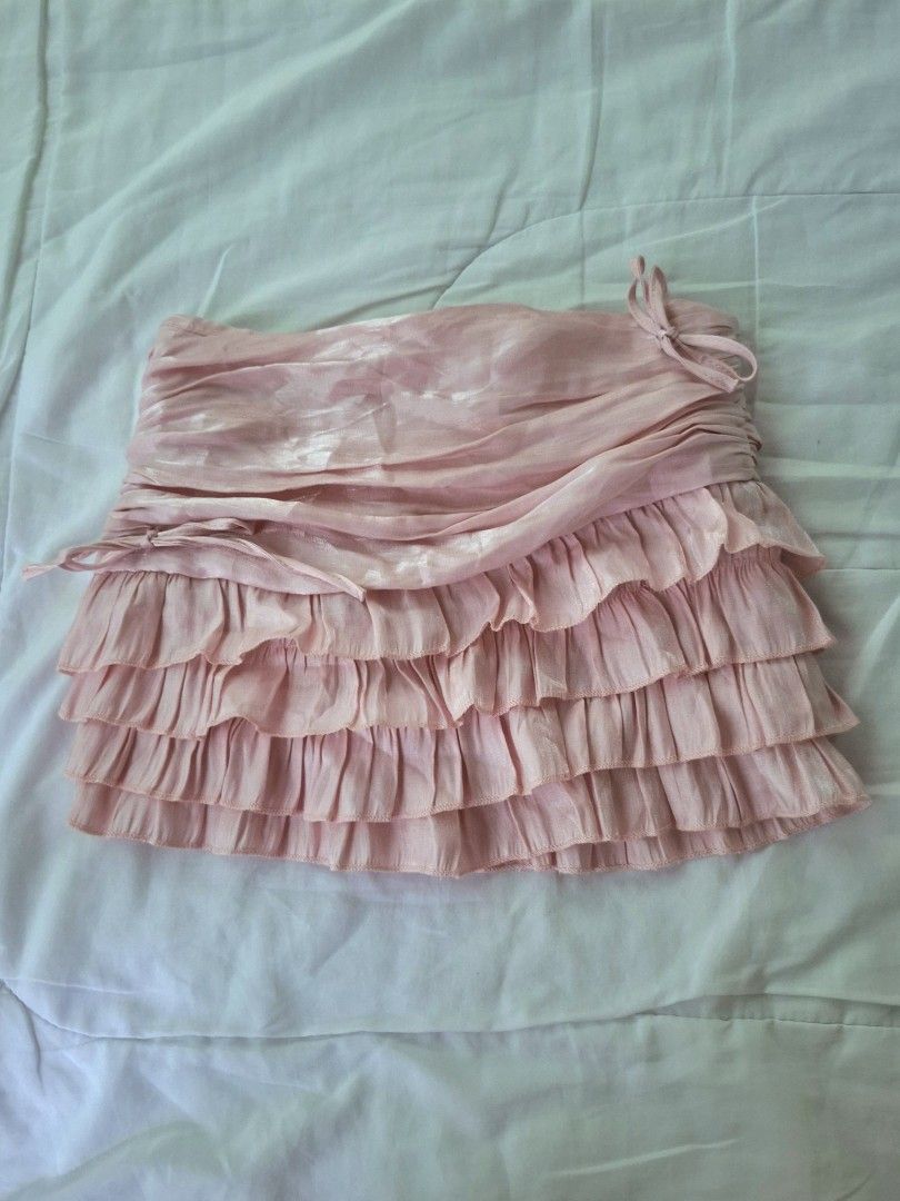 Pink Tiered Ruffle Mini Skirt (Category: Skirts) located in Pasig City. Submitted by cashmeree_ (Listing ID 1448205411, Image 1). Description: - never been used -has shorts under! - waist size is 23 to 24 - good materialll MOP: gcash MOD: J&T express only.