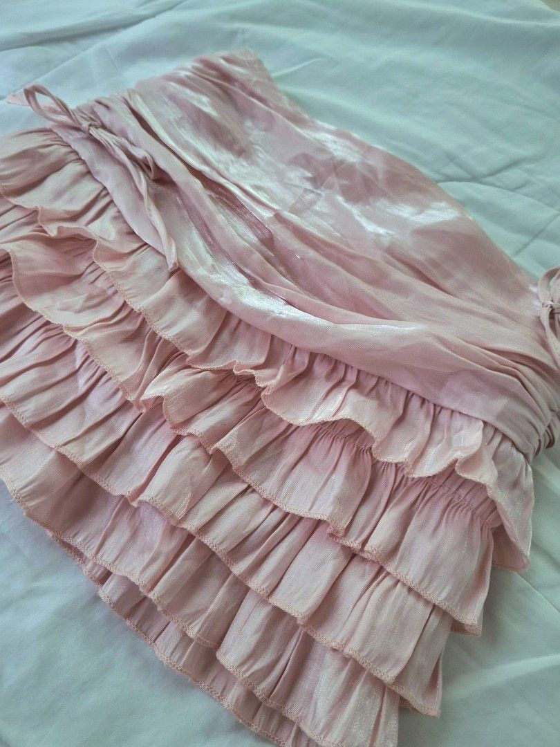 Pink Tiered Ruffle Mini Skirt (Category: Skirts) located in Pasig City. Submitted by cashmeree_ (Listing ID 1448205411, Image 2). Description: - never been used -has shorts under! - waist size is 23 to 24 - good materialll MOP: gcash MOD: J&T express only.