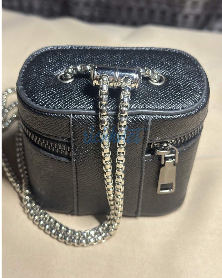 Authentic Prada Triangle Saffiano Leather Mini AirPods Case with Chain (Black) (Category: Luxury Bags & Wallets) located in Manila. Submitted by richhvict (Listing ID 1448253038, Image 2). Description: Selling this authentic Prada Triangle Saffiano Leather Mini AirPods Case with Chain, purchased at Greenbelt Mall back in 2018. If you’re looking for a unique Prada accessory, this one’s a cute addition to your collection. 🖤 Details: ✔️ Authentic P