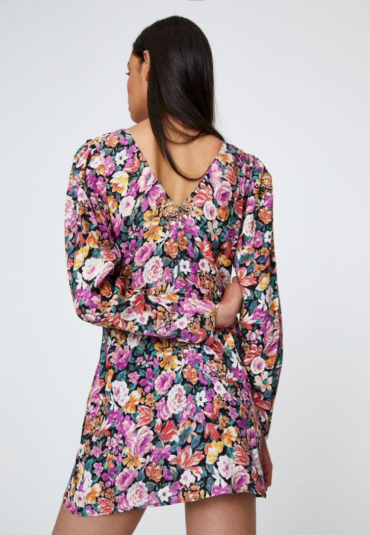 Pull & Bear (M) Floral Print Long Sleeve Dress (Category: Dresses) located in Davao. Submitted by closetaccess (Listing ID 1448082043, Image 3). Description: - Long-sleeved floral print dress - Medium (M) - Width: 18" / 14.5" .