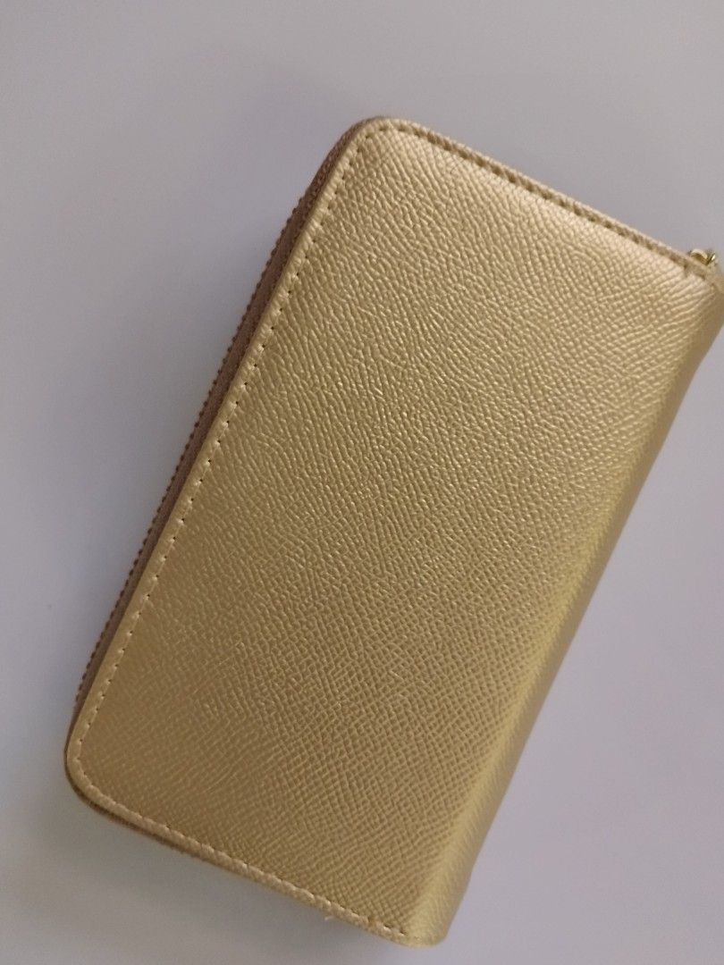 Second-Hand Coach Style Metallic Gold Medium Corner Zip Wallet (Category: Luxury Bags & Wallets) located in Victoria. Submitted by seiyah.ke (Listing ID 1448209653, Image 3). Description: Resale Medium Corner Zip Wallet in Metallic Gold. Might not come with a wrap or plastic..