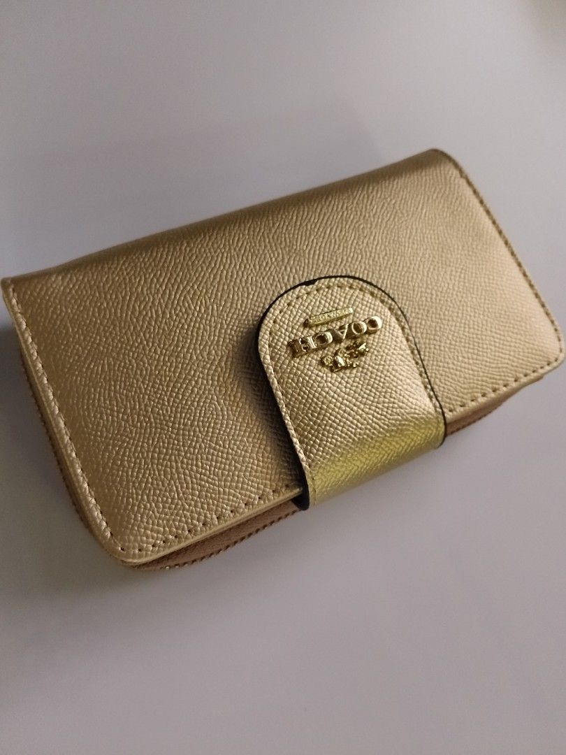 Second-Hand Coach Style Metallic Gold Medium Corner Zip Wallet (Category: Luxury Bags & Wallets) located in Victoria. Submitted by seiyah.ke (Listing ID 1448209653, Image 2). Description: Resale Medium Corner Zip Wallet in Metallic Gold. Might not come with a wrap or plastic..