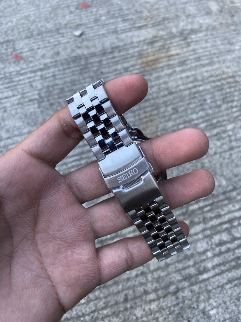 Seiko 5 GMT Automatic mov Silver Dial Men's Watch (Category: Men's Watches) located in Manila. Submitted by thrifttodays. (Listing ID 1448181674, Image 3). Description: - Seiko 5 GMT automatic movement watch - Silver dial with blue and black bezel - Stainless steel jubilee bracelet with fold-over clasp - Water resistant - Ideal for everyday wear and travel - Feel free to ask questions!.