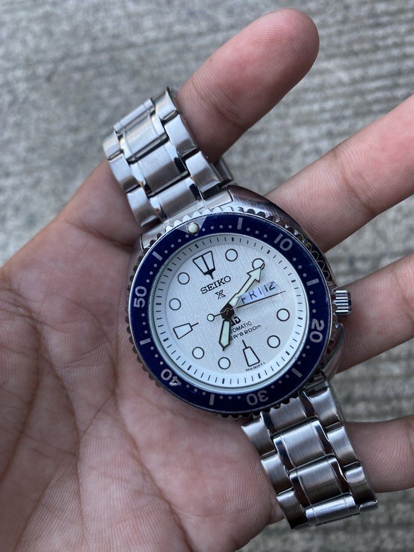 Seiko Automatic Diver's Watch 200m Sapphire Crystal (Category: Men's Watches) located in Manila. Submitted by thrifttodays. (Listing ID 1448186697, Image 2). Description: - Seiko Automatic movement Watch - Striking white dial with a vibrant blue bezel - Water resistant up to 200 meters, ideal for diving - Durable sapphire crystal for scratch resistance - Stainless steel bracelet with a secure deployant clasp - Convenient day and date complication