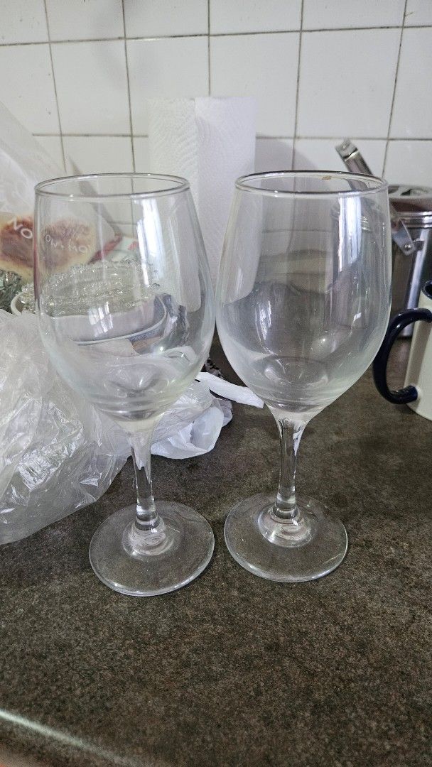 Set of 2 Clear Wine Glasses