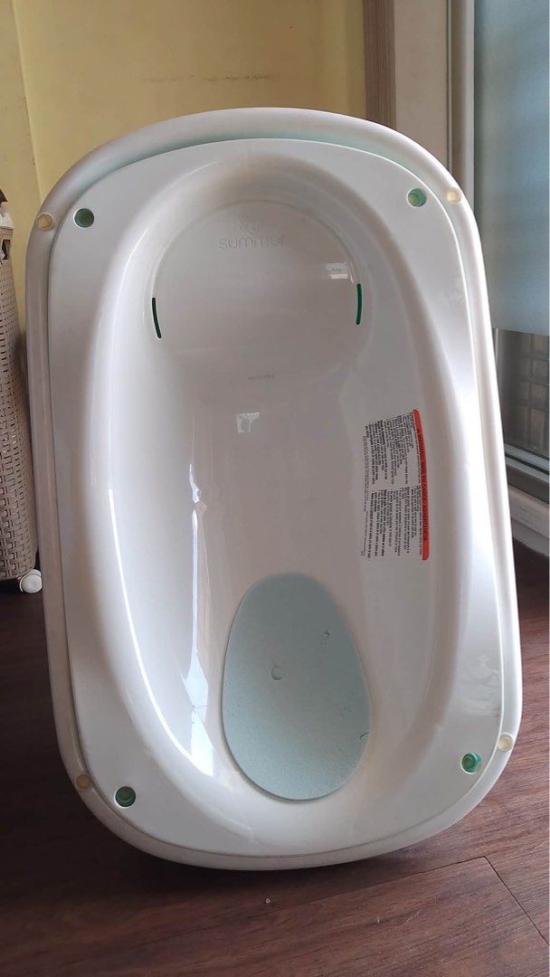 Summer Infant Baby Bath Tub (Category: Bathtub & Bath Accessories) located in Manila. Submitted by tal_and_juju (Listing ID 1448086722, Image 1). Description: - White baby bath tub from Summer Infant - Features a non-slip pad for safety - Easy to clean and store - Ideal for newborns and older babies.