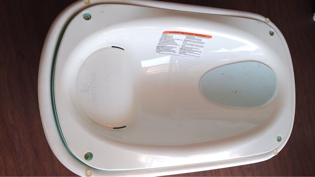 Summer Infant Baby Bath Tub (Category: Bathtub & Bath Accessories) located in Manila. Submitted by tal_and_juju (Listing ID 1448086722, Image 2). Description: - White baby bath tub from Summer Infant - Features a non-slip pad for safety - Easy to clean and store - Ideal for newborns and older babies.