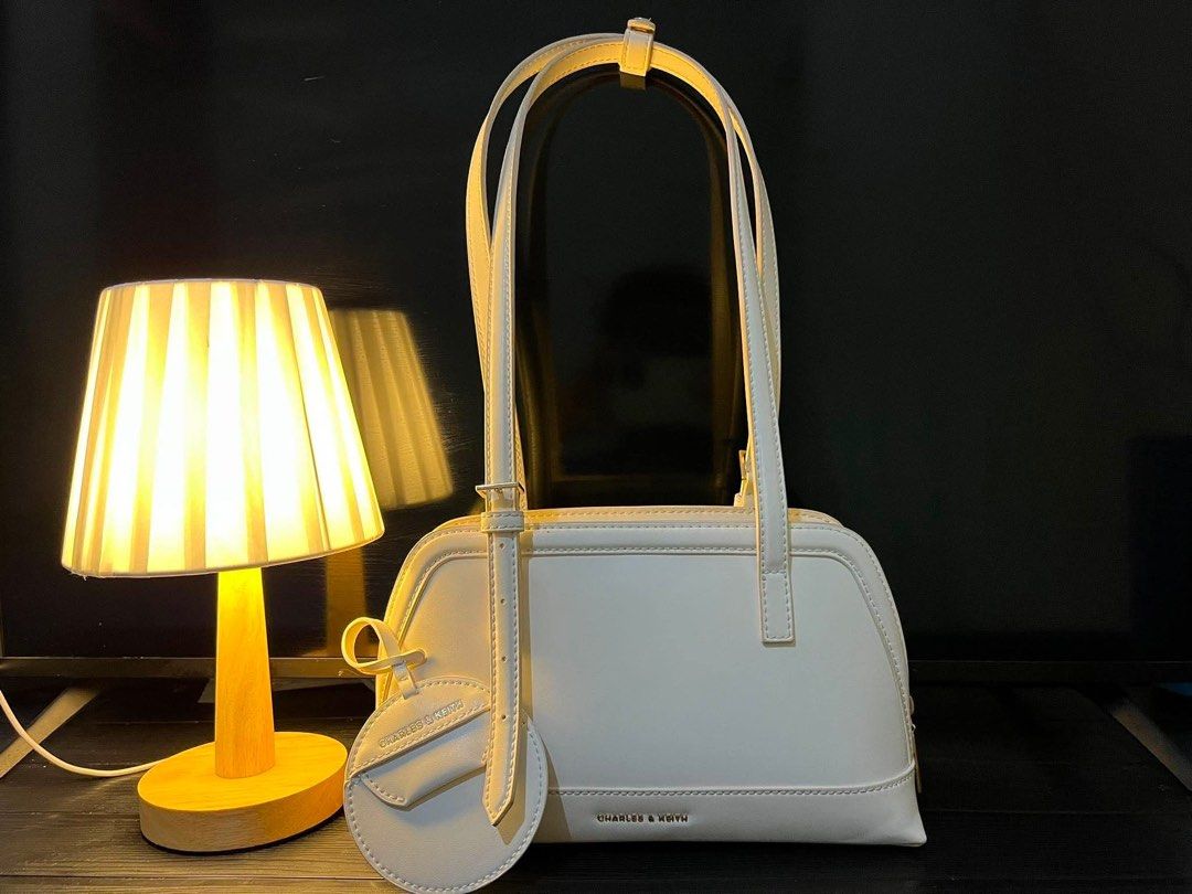 TAS CHARLES & KEITH SHOULDERBAG (Kategori: Tas & Dompet Wanita) berada di Jakarta Pusat. Dikirim oleh dilaby_store (ID iklan 1448273029, Gambar 1). Deskripsi: CHARLES & KEITH❗️ Merk : Charles & Keith (ori 100%) Type : Elongated Handle Enola Noir Ukuran : medium Warna : Cream Kondisi : bagus Kelengkapan : only bag .
