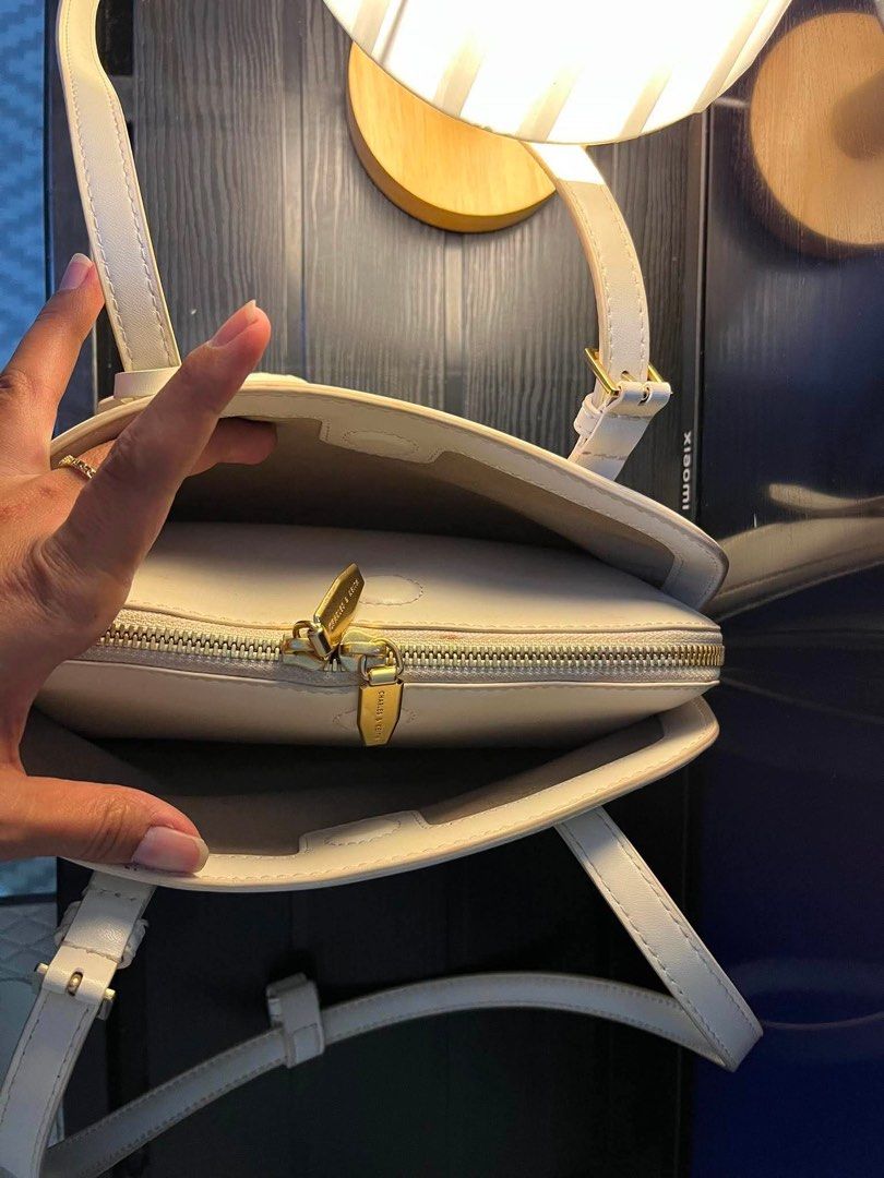 TAS CHARLES & KEITH SHOULDERBAG (Kategori: Tas & Dompet Wanita) berada di Jakarta Pusat. Dikirim oleh dilaby_store (ID iklan 1448273029, Gambar 3). Deskripsi: CHARLES & KEITH❗️ Merk : Charles & Keith (ori 100%) Type : Elongated Handle Enola Noir Ukuran : medium Warna : Cream Kondisi : bagus Kelengkapan : only bag .