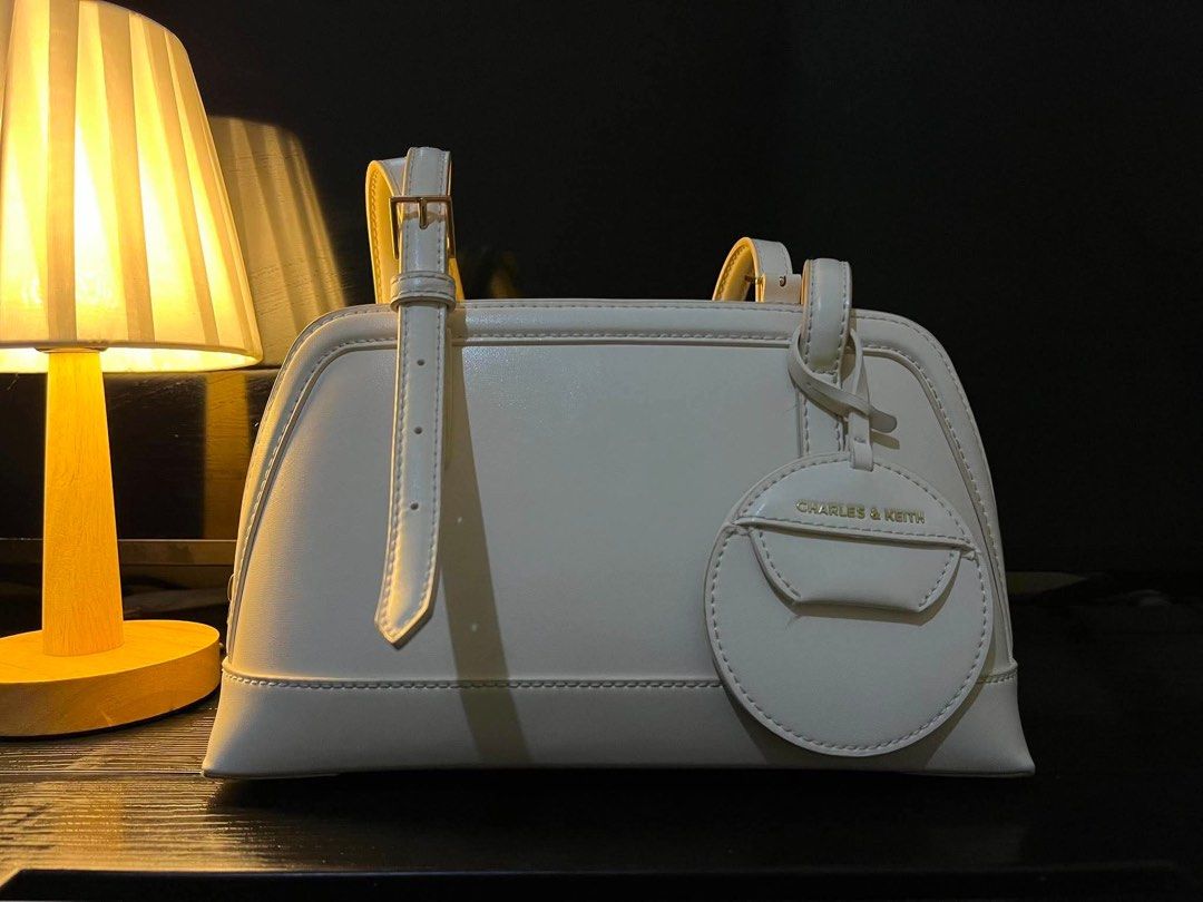 TAS CHARLES & KEITH SHOULDERBAG (Kategori: Tas & Dompet Wanita) berada di Jakarta Pusat. Dikirim oleh dilaby_store (ID iklan 1448273029, Gambar 2). Deskripsi: CHARLES & KEITH❗️ Merk : Charles & Keith (ori 100%) Type : Elongated Handle Enola Noir Ukuran : medium Warna : Cream Kondisi : bagus Kelengkapan : only bag .