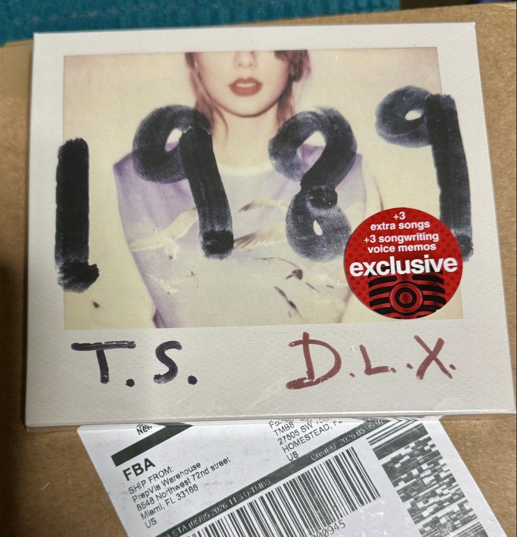 Taylor Swift 1989 Deluxe Edition Exclusive CD (Category: CDs & DVDs) located in Pasig City. Submitted by proteinboy6 (Listing ID 1448271533, Image 1). Description: 🔥🔥 **MEGA SALE! Taylor Swift – 1989 (Deluxe Edition) CD 🔥🔥 💿 Brand New • Factory Sealed ✨ 🇺🇸 US Pressed – Outstanding sound quality 🔊 ✔️ Jewel case in excellent condition (no cracks) 🛡️ Includes protective premium slip-on case 🎶 Features 3 exclusive bonus tracks! ⭐ Sing along
