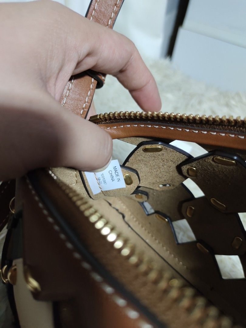 Tory Burch kili (Category: Luxury Apparel) located in Tagum. Submitted by janmarion049706 (Listing ID 1448276342, Image 3). Description: with missing revits good condition maganda pa small size.