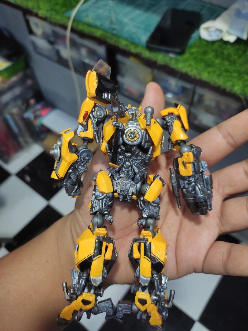 Transformers bumblebee (Category: Toys & Games) located in Kuala Terengganu. Submitted by mohdzulhusaini (Listing ID 1448235810, Image 2). Description: nk Jual figure transformers bumblebee...loose.. assesories X complete...berminat blh pm....