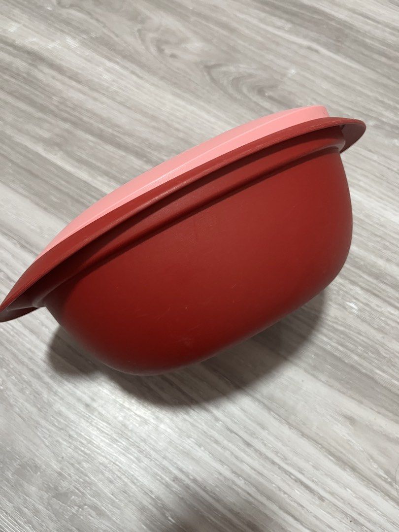Tupperware Red Bowl with Pink Lid (Category: Other Kitchenware & Tableware) located in Quezon City. Submitted by larenaxoxo (Listing ID 1448272109, Image 3). Description: - Red Tupperware bowl with a vibrant pink lid. - Perfect for storing leftovers or mixing ingredients. - Deep bowl design with a wide opening for easy access. - Lid fits snugly to keep contents fresh. - Made from durable, high-quality plastic. - Features the iconic Tupperware log