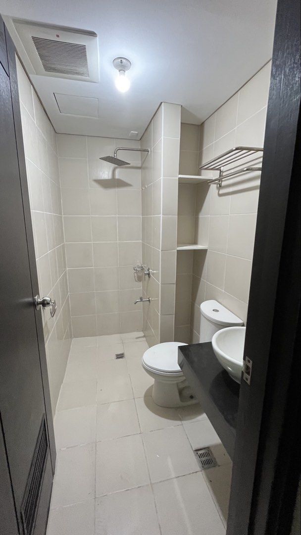 Two bedroom Pasig Condo (Category: Apartments & Condos) located in Pasig City. Submitted by bituin18 (Listing ID 1448114585, Image 3). Description: 2br Pasig condo for rent. P23000 per month inclusive of monthly dues. Parking for rent for P6000. The Rochester, San Joaquin, Pasig. Accessible from Makati, Ortigas, and BGC. Near 7/11, Mcdo, Jollibee, KFC, Chowking, supermarkets, and FX terminals to BGC, Ortigas, Quiapo. UNIT DETAILS: - 4th floor fac