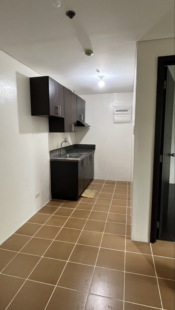 Two bedroom Pasig Condo (Category: Apartments & Condos) located in Pasig City. Submitted by bituin18 (Listing ID 1448114585, Image 2). Description: 2br Pasig condo for rent. P23000 per month inclusive of monthly dues. Parking for rent for P6000. The Rochester, San Joaquin, Pasig. Accessible from Makati, Ortigas, and BGC. Near 7/11, Mcdo, Jollibee, KFC, Chowking, supermarkets, and FX terminals to BGC, Ortigas, Quiapo. UNIT DETAILS: - 4th floor fac