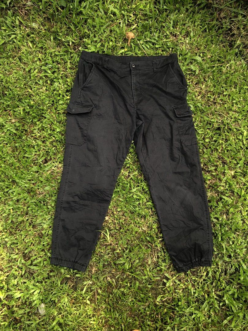 Uniqlo Black Cargo Pants Jogger Style (Category: Joggers) located in Kabasalan. Submitted by hamugaway (Listing ID 1448084371, Image 1). Description: - Uniqlo Black Cargo Jogger Pants - Features elasticated cuffs for a modern jogger style - Multiple functional pockets on the sides for convenience - Designed for a comfortable fit, perfect for everyday casual wear.
