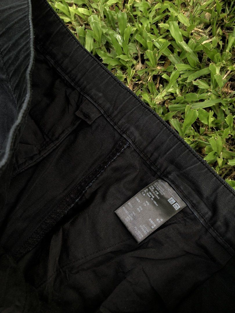 Uniqlo Black Cargo Pants Jogger Style (Category: Joggers) located in Kabasalan. Submitted by hamugaway (Listing ID 1448084371, Image 3). Description: - Uniqlo Black Cargo Jogger Pants - Features elasticated cuffs for a modern jogger style - Multiple functional pockets on the sides for convenience - Designed for a comfortable fit, perfect for everyday casual wear.