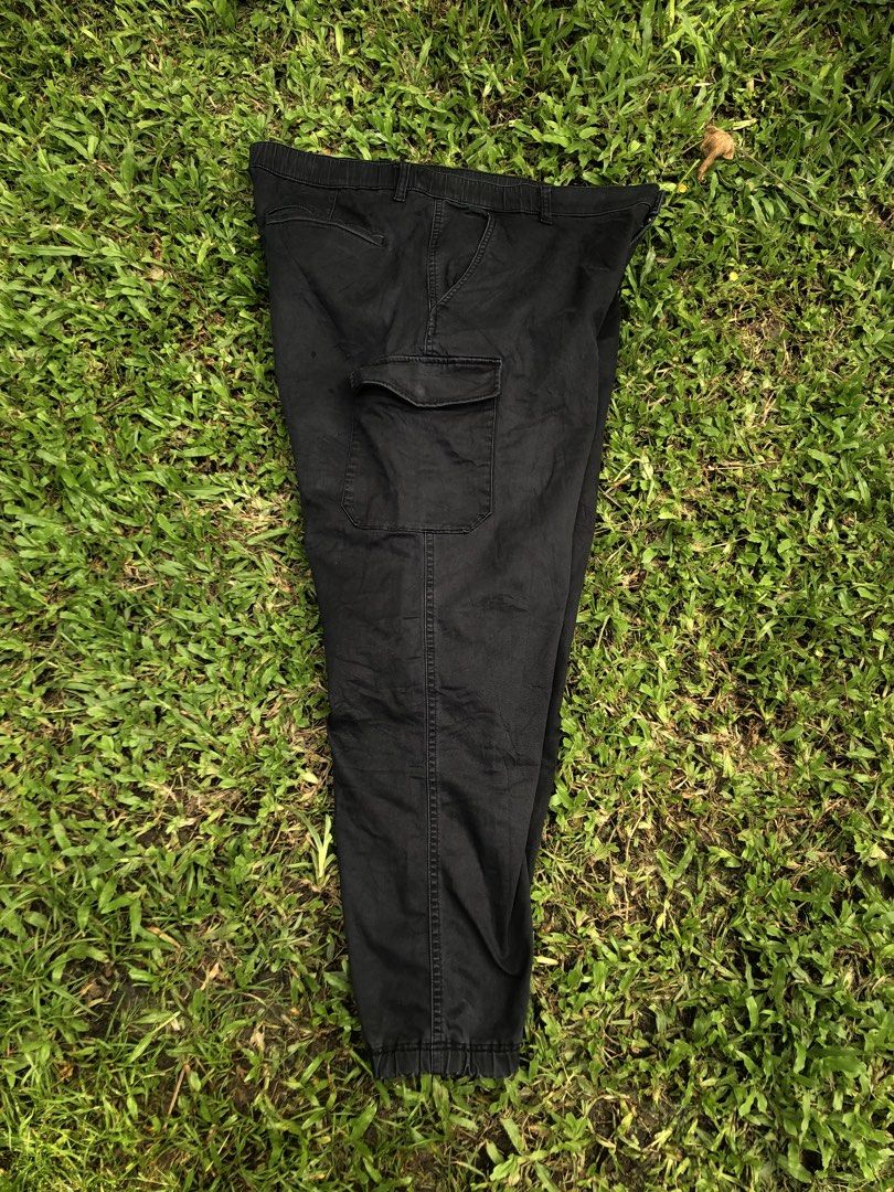 Uniqlo Black Cargo Pants Jogger Style (Category: Joggers) located in Kabasalan. Submitted by hamugaway (Listing ID 1448084371, Image 2). Description: - Uniqlo Black Cargo Jogger Pants - Features elasticated cuffs for a modern jogger style - Multiple functional pockets on the sides for convenience - Designed for a comfortable fit, perfect for everyday casual wear.