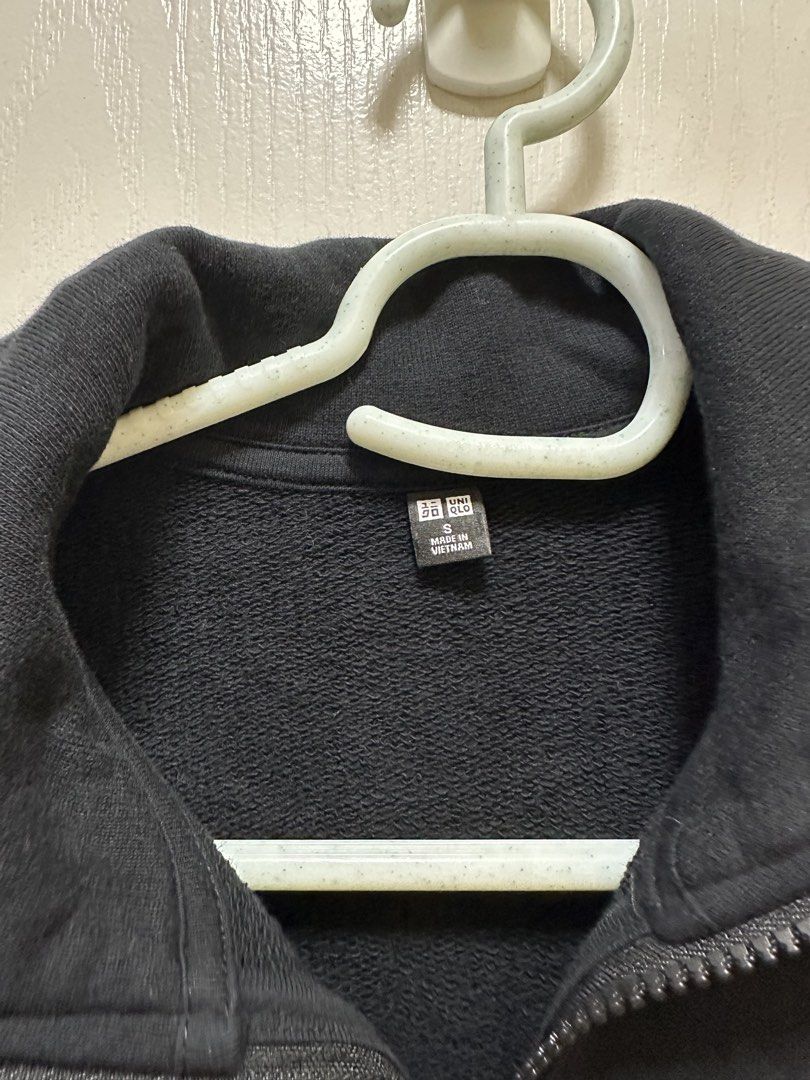 Uniqlo half zip sweater (Category: Coats, Jackets and Outerwear) located in Quezon City. Submitted by favesforless (Listing ID 1448277643, Image 2). Description: Brand new Never used Condition 10/10.